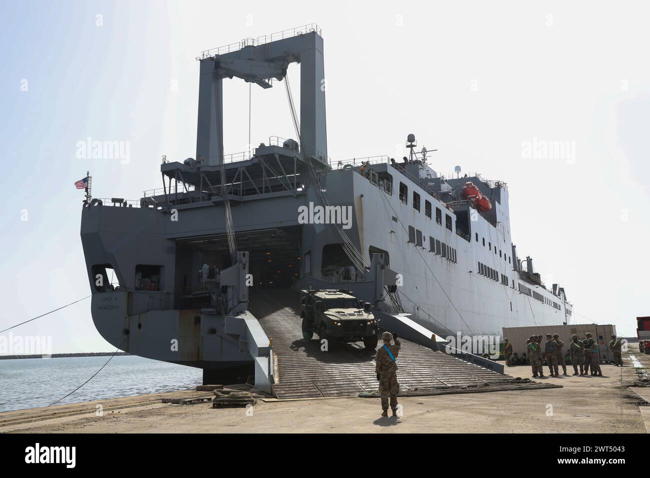L'imboscata resistente alle mine ha protetto i veicoli fuoristrada del 3rd Armored Brigade Combat Team, 4th Infantry Division, atterrano dalla nave cargo Leroy A. Mendonca nel porto di Alexandroupolis, Grecia, 11 marzo 2024. Il personale degli Stati Uniti e della Grecia ha spostato circa 3.000 equipaggiamenti per il dispiegamento a rotazione del 3° ABCT in Europa per scoraggiare l'aggressione e assicurare gli alleati della NATO. Questa missione ha fatto la storia del sostegno, facilitando l'accoglienza, la messa in scena e il movimento della prima brigata "pesante" in Grecia. Foto Stock