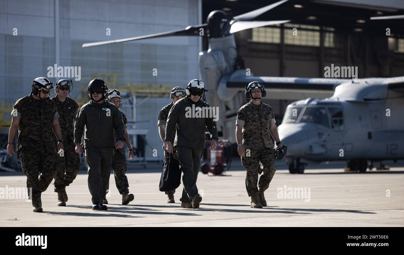 La leadership del corpo dei Marines degli Stati Uniti con la 24th Marine Expeditionary Unit (MEU) e il Marine Aircraft Group 26 si preparano a salire a bordo di un MV-22 Osprey con Marine Medium Tiltrotor Squadron 365 (rinforzato), 24th MEU per il suo ritorno iniziale in volo sulla Marine Corps Air Station New River, Carolina del Nord, 14 marzo 2024. Questo volo iniziale fa parte dell’approccio deliberato e metodico del nostro Aviation Combat Element per riportare i loro MV-22 alla piena capacità operativa. La capacità rivoluzionaria dell’MV-22 Osprey è una pietra miliare della 24a task force aeronautica marina di terra dell’MEU, che migliora la capacità dell’MEU di cooperare Foto Stock