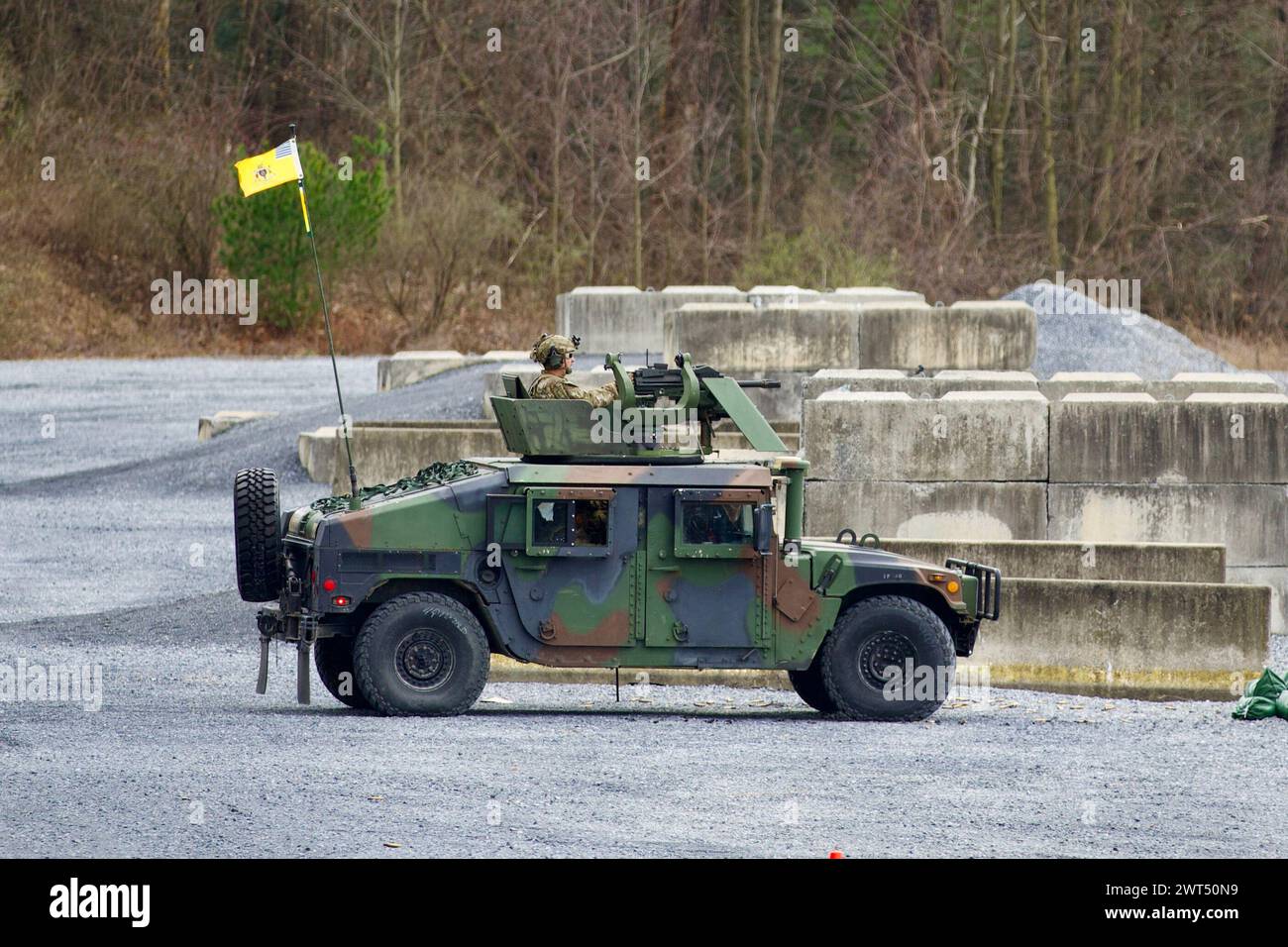 Soldati statunitensi con Alpha Troop, 1-104th Cavalry Regiment, 2nd Infantry Brigade Combat Team, 28th Infantry Division, sparano mitragliatrici granate Mark 19 40 mm da Humvees durante un'esercitazione a Fort Indiantown Gap, Pennsylvania, 15 marzo 2024. I soldati Alpha Troop sono anche membri della First Troop Philadelphia City Cavalry. (Foto della Guardia Nazionale dell'Esercito degli Stati Uniti del maggiore Travis Mueller) Foto Stock