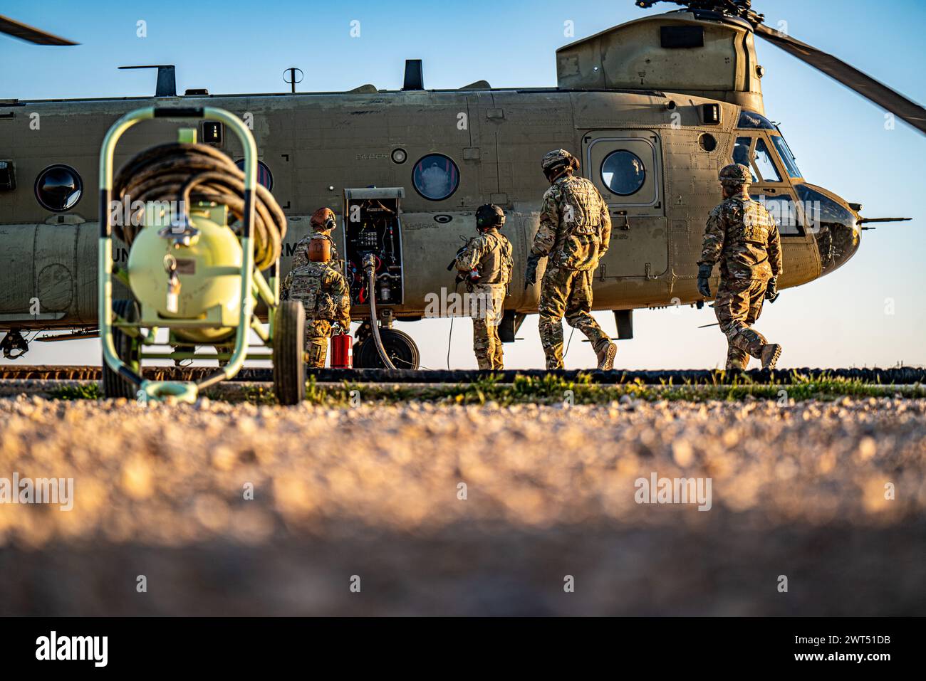 I paracadutisti assegnati alla 82nd Airborne Division Combat Aviation Brigade, 82nd Airborne Division conducono operazioni Forward Arming and Refueling Point (FARP) il 13 marzo 2024. FARP fornisce il combustibile e l'ordigno necessari per le operazioni ad ali rotanti. (Foto dell'esercito degli Stati Uniti del sergente Vincent Levelev) Foto Stock