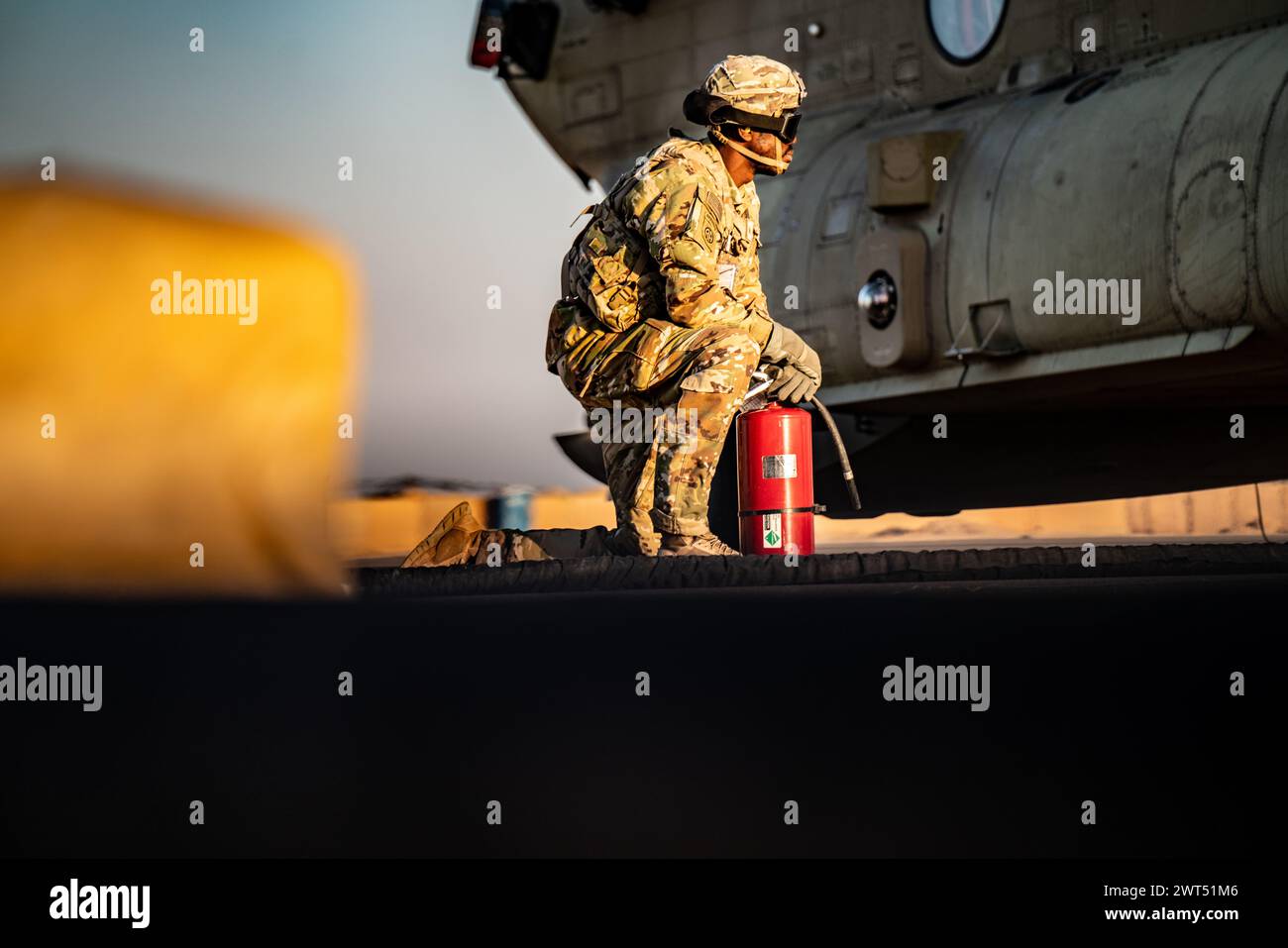 I paracadutisti assegnati alla 82nd Airborne Division Combat Aviation Brigade, 82nd Airborne Division conducono operazioni Forward Arming and Refueling Point (FARP) il 13 marzo 2024. FARP fornisce il combustibile e l'ordigno necessari per le operazioni ad ali rotanti. (Foto dell'esercito degli Stati Uniti del sergente Vincent Levelev) Foto Stock