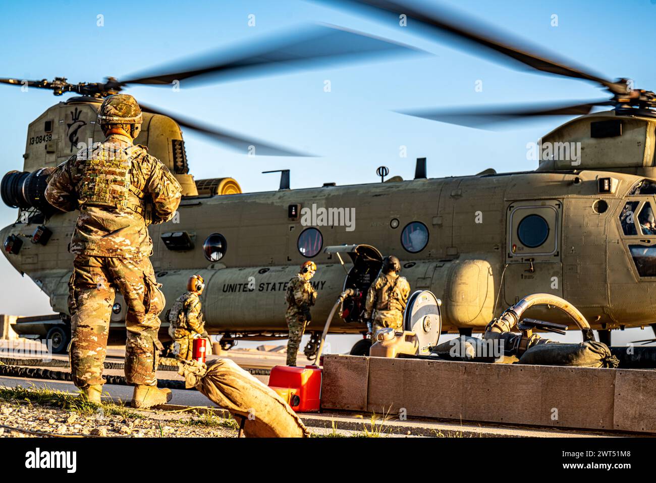 I paracadutisti assegnati alla 82nd Airborne Division Combat Aviation Brigade, 82nd Airborne Division conducono operazioni Forward Arming and Refueling Point (FARP) il 13 marzo 2024. FARP fornisce il combustibile e l'ordigno necessari per le operazioni ad ali rotanti. (Foto dell'esercito degli Stati Uniti del sergente Vincent Levelev) Foto Stock