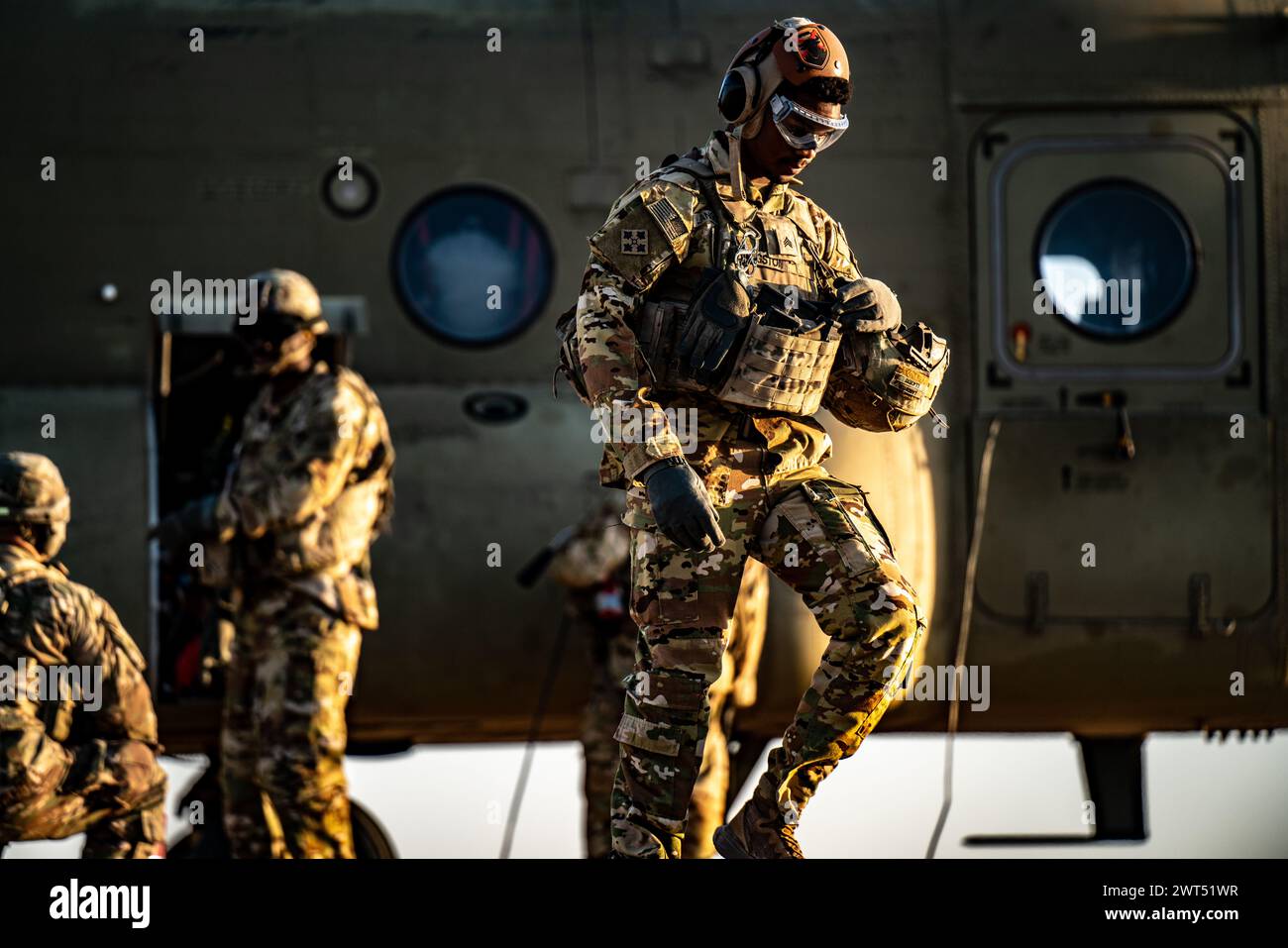 I paracadutisti assegnati alla 82nd Airborne Division Combat Aviation Brigade, 82nd Airborne Division conducono operazioni Forward Arming and Refueling Point (FARP) il 13 marzo 2024. FARP fornisce il combustibile e l'ordigno necessari per le operazioni ad ali rotanti. (Foto dell'esercito degli Stati Uniti del sergente Vincent Levelev) Foto Stock