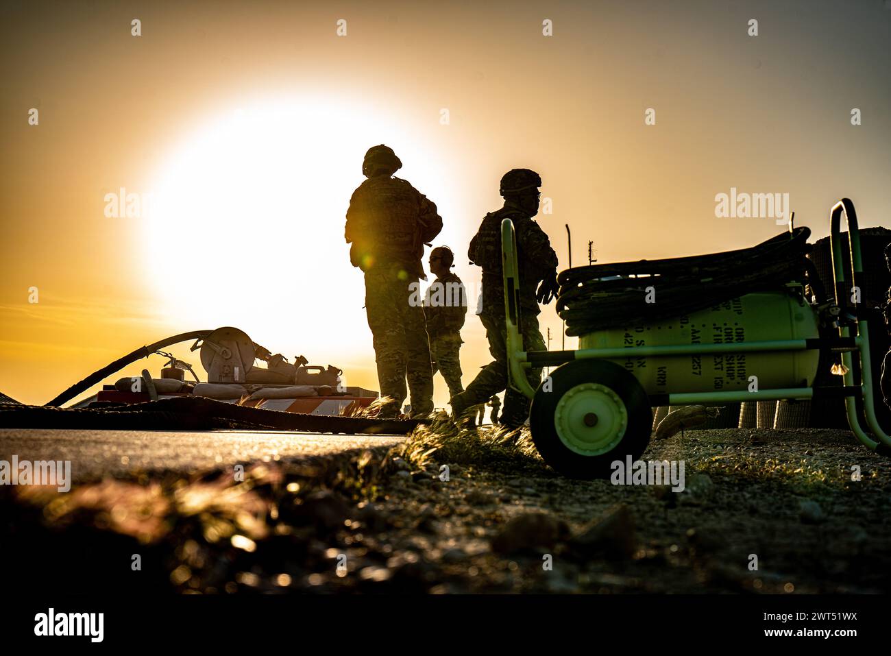 I paracadutisti assegnati alla 82nd Airborne Division Combat Aviation Brigade, 82nd Airborne Division conducono operazioni Forward Arming and Refueling Point (FARP) il 13 marzo 2024. FARP fornisce il combustibile e l'ordigno necessari per le operazioni ad ali rotanti. (Foto dell'esercito degli Stati Uniti del sergente Vincent Levelev) Foto Stock