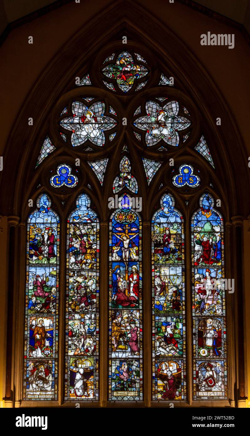 Vetrata colorata sopra l'altare, Balliol Chapel, Balliol College, Oxford, Inghilterra, REGNO UNITO Foto Stock