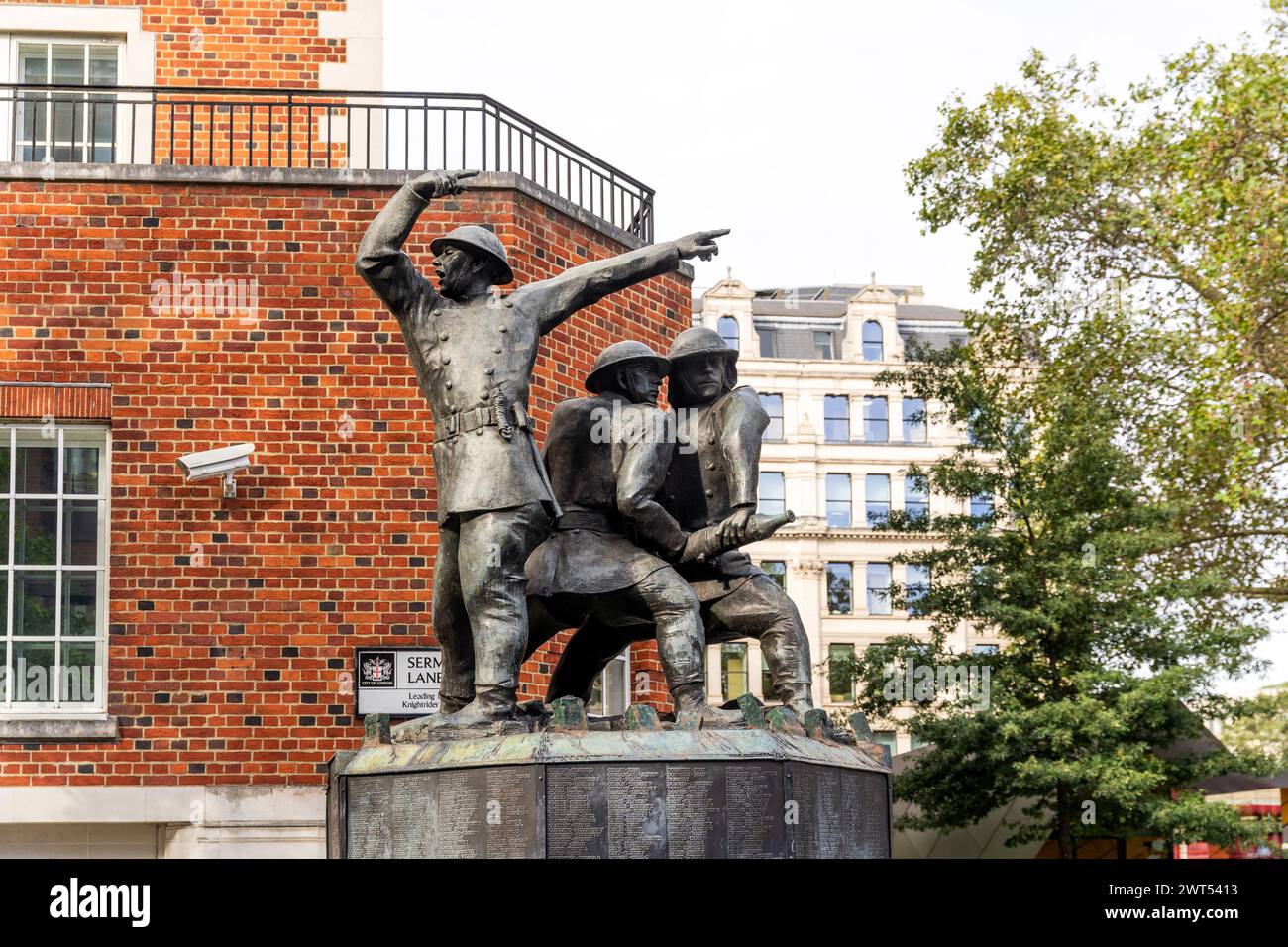 Il National Firefighters Memorial raffigura i vigili del fuoco in azione al culmine del Blitz, Jubilee Walkwaway vicino alla Cattedrale di St Paul, Londra, Regno Unito Foto Stock