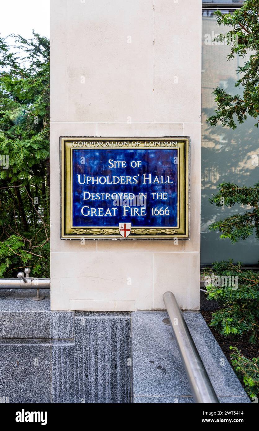 Targa blu nella collina di St Peter che indica il "sito della sala degli amministratori distrutta nel grande incendio del 1666", vicino alla cattedrale di St Paul, Londra Foto Stock