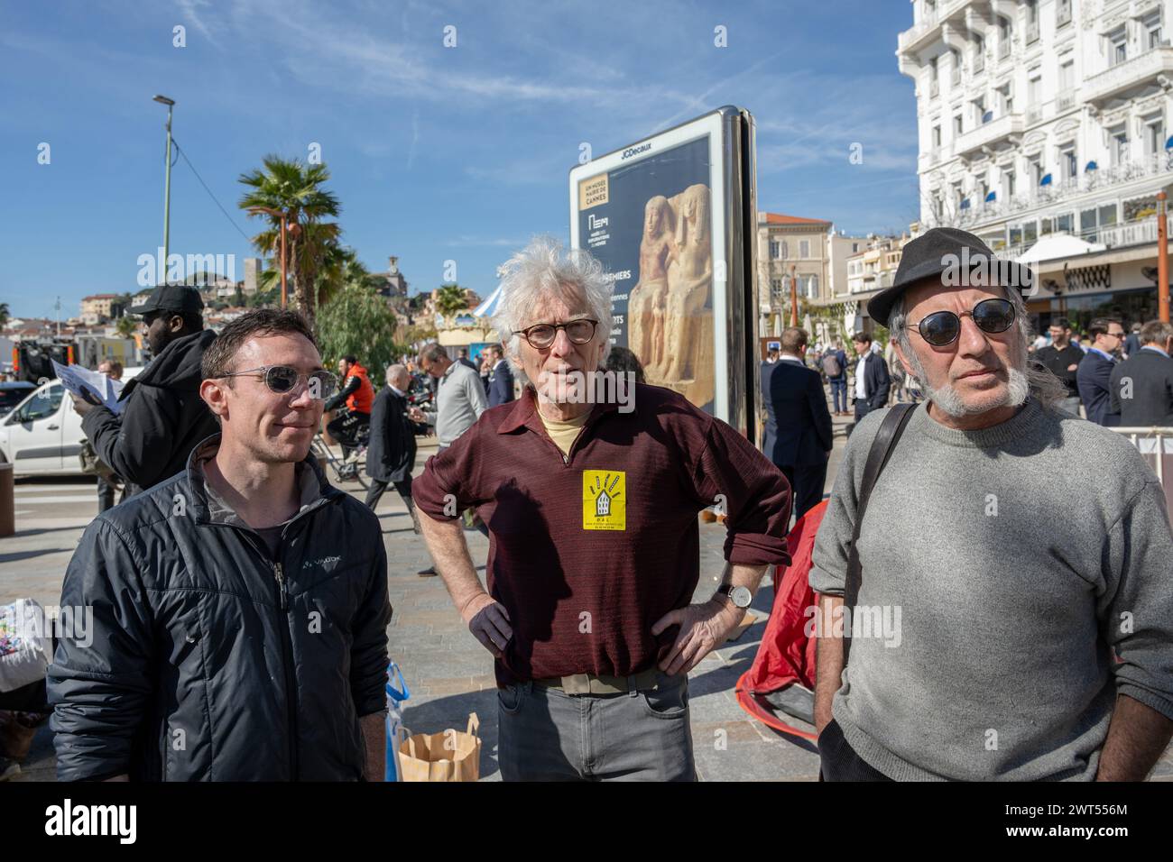 Cannes, Francia. 13 marzo 2024. Jean-Baptiste Eyraud presidente dell'associazione Droit au Logement (DAL) e due attivisti sono visti durante una manifestazione di fronte al Palais des Festivals, dove si svolge il MIPIM a Cannes. La Fiera MIPIM di Cannes è la più grande fiera internazionale annuale dedicata al settore immobiliare e agli investimenti in progetti architettonici innovativi ed ecologici. (Foto di Laurent Coust/SOPA Images/Sipa USA) credito: SIPA USA/Alamy Live News Foto Stock