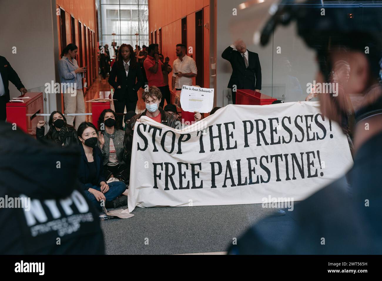 I partecipanti al sit-in attendono arresti imminenti durante la manifestazione . Oltre 100 manifestanti filo-palestinesi sono stati arrestati dopo aver assalito il quartier generale del New York Times e tentato di impedire ai dipendenti di accedere ai loro uffici. I manifestanti, organizzati dal movimento Giovanile palestinese, accusano il giornale di aver spinto l'opinione pubblica a favore del continuo sostegno militare e finanziario del governo degli Stati Uniti a Israele. Foto Stock