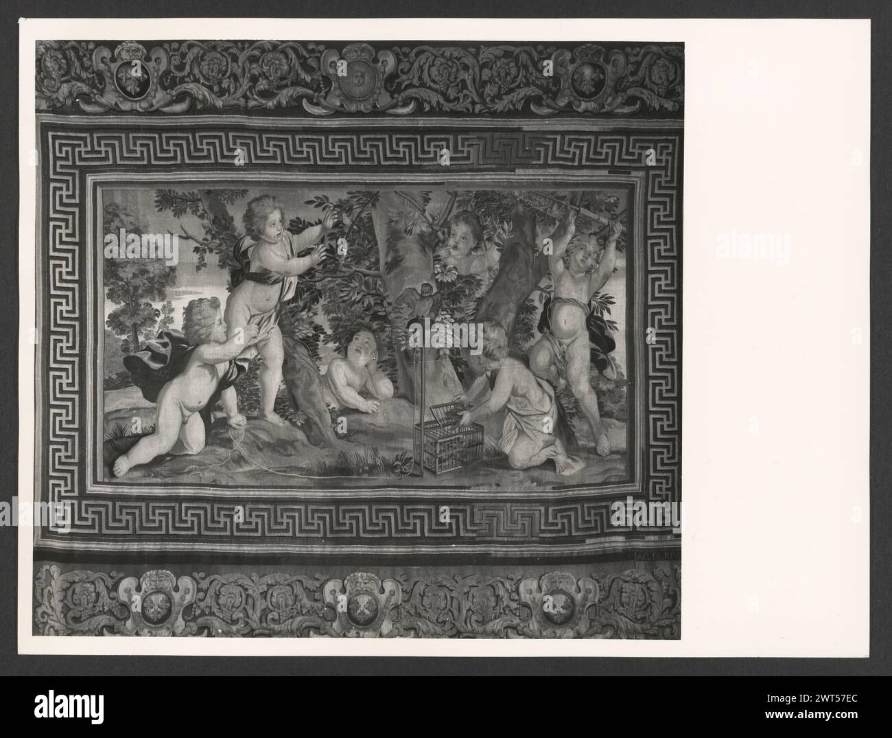 Lazio Roma Roma Palazzo Venezia, Museo. Hutzel, Max 1960-1990 Post-medievale: Collezione di arazzi nella "sala Regia" Note: Occupare le stanze dell'appartamento Balbo, dove Paolo II visse e riunì le sue collezioni. Arazzi tedeschi e francesi del XVI secolo, tutti prodotti a Bruxelles, e cinque arazzi italiani da Riviera su disegni di cartoni animati di Giov. Franco Romanelli nel 1637-42. Il fotografo e studioso tedesco Max Hutzel (1911-1988) fotografò in Italia dai primi anni '1960 fino alla sua morte. Il risultato di questo progetto, citato da Hutzel come foto Arte min Foto Stock