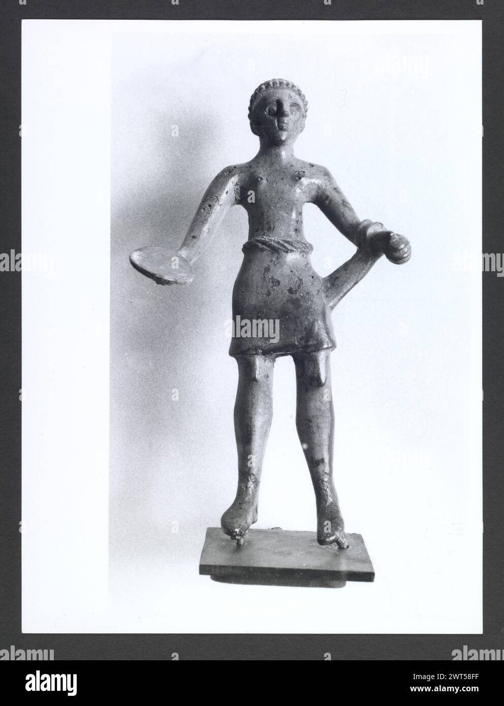 Abruzzo Chieti Chieti Museo Nazionale di Antichita30. Hutzel, Max 1960-1990 Vista esterna di parte dell'ex Villa Frigeri, che insieme ad un vicino palazzo, ospita il Museo Nazionale di Antichita. Viste anche dei giardini, della fontana (XVII secolo) e degli interni restaurati. Il cosiddetto "Guerriero di Capestrano" (V secolo a.C.) si trova nella collezione di antichità sotto uomini, giovani, Guerrieri--pietra--Etruschi, Italiani. Le vedute di Hutzel includono statue, monumenti funerari, busti ritratti e mosaici, molti dei quali sono stati scavati da Alba Fucens. Hutzel ha prestato particolare attenzione Foto Stock