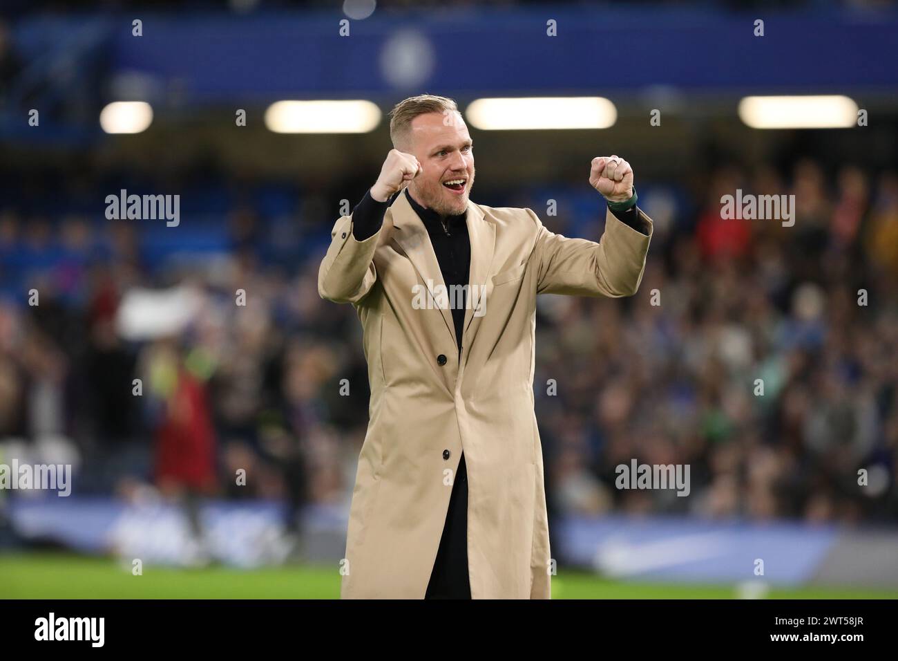 Londra, Regno Unito. 15 marzo 2024. Jonas Eidevall, manager femminile dell'Arsenal, fa il tifo per i tifosi itineranti prima della partita di fa Women's Super League tra Chelsea Women e Arsenal Women a Stamford Bridge, Londra, Inghilterra, il 15 marzo 2024. Foto di Joshua Smith. Solo per uso editoriale, licenza richiesta per uso commerciale. Non utilizzare in scommesse, giochi o pubblicazioni di singoli club/campionato/giocatori. Crediti: UK Sports Pics Ltd/Alamy Live News Foto Stock