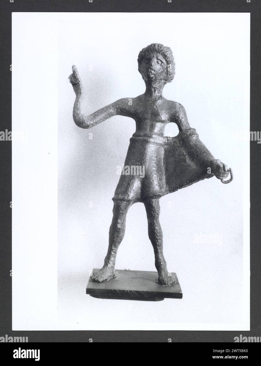 Abruzzo Chieti Chieti Museo Nazionale di Antichita29. Hutzel, Max 1960-1990 Vista esterna di parte dell'ex Villa Frigeri, che insieme ad un vicino palazzo, ospita il Museo Nazionale di Antichita. Viste anche dei giardini, della fontana (XVII secolo) e degli interni restaurati. Il cosiddetto "Guerriero di Capestrano" (V secolo a.C.) si trova nella collezione di antichità sotto uomini, giovani, Guerrieri--pietra--Etruschi, Italiani. Le vedute di Hutzel includono statue, monumenti funerari, busti ritratti e mosaici, molti dei quali sono stati scavati da Alba Fucens. Hutzel ha prestato particolare attenzione Foto Stock