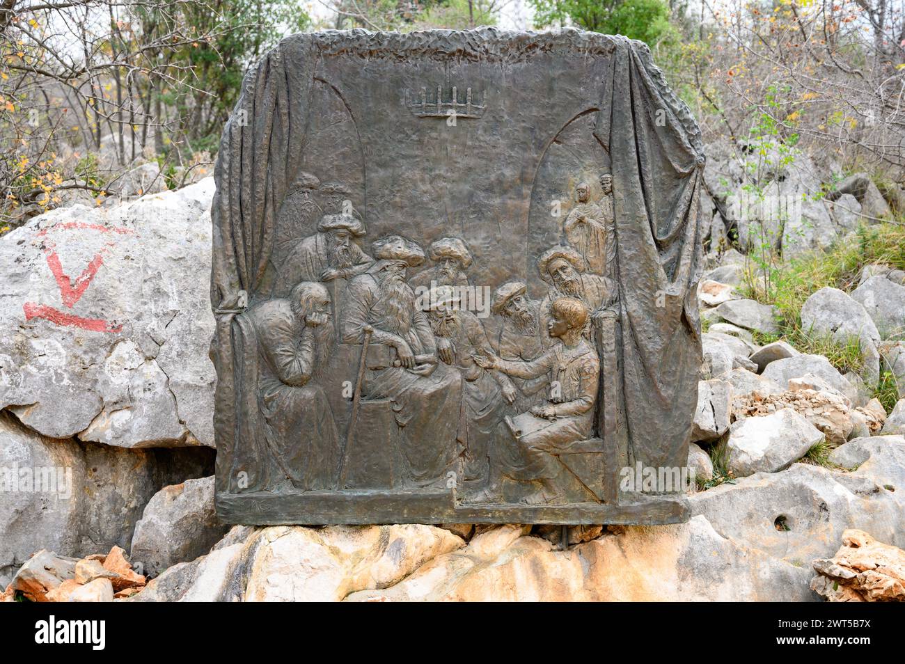 Il ritrovamento di Gesù nel Tempio – Quinto gioioso mistero del Rosario. Una scultura in rilievo sul Monte Podbrdo (la collina delle apparizioni) a Medjugorje. Foto Stock