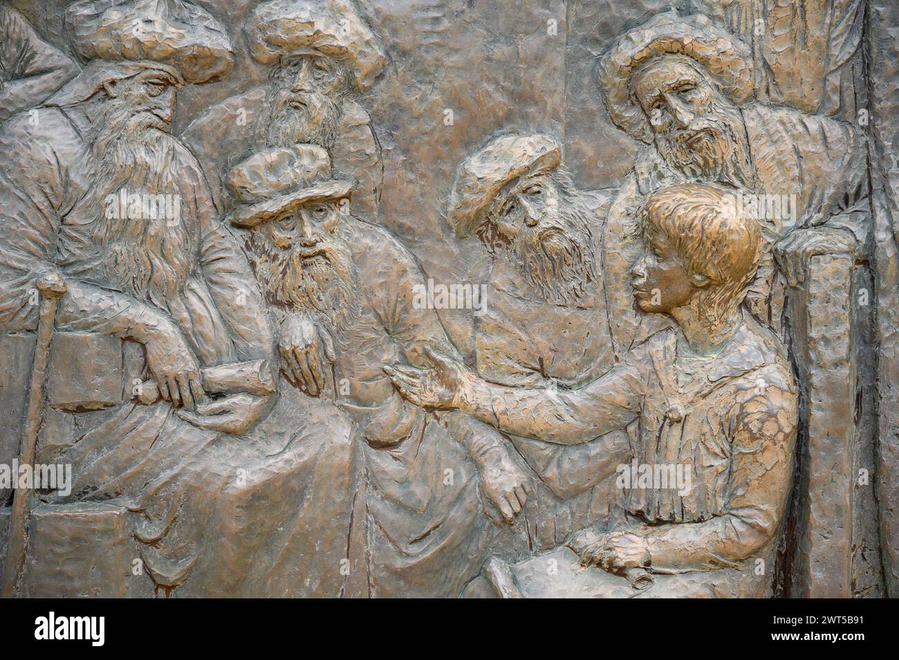 Il ritrovamento di Gesù nel Tempio – Quinto gioioso mistero del Rosario. Una scultura in rilievo sul Monte Podbrdo (la collina delle apparizioni) a Medjugorje. Foto Stock
