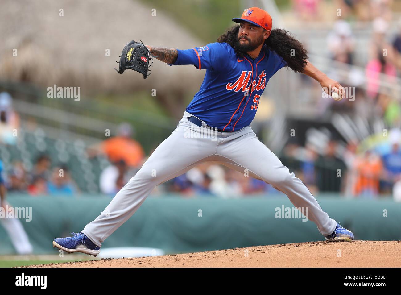 Il lanciatore di rilievo dei New York Mets Sean Manaea n. 59 lancia durante il primo inning di una partita di baseball contro i Miami Marlins al Roger Dean Chevrolet Stadium di Jupiter, Florida, sabato 2 marzo 2024. (Foto: Gordon Donovan) Foto Stock