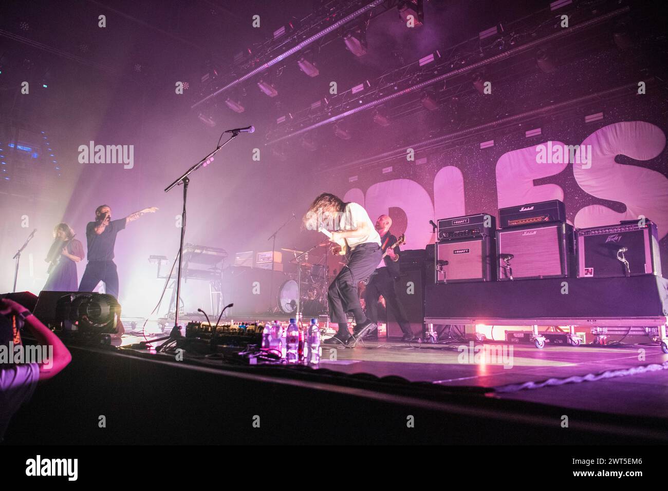 Gruppo post-punk britannico, Idles, che si esibisce dal vivo al Max-Schmeling-Halle di Berlino, supportando la release del nuovo album Tangk. Foto Stock