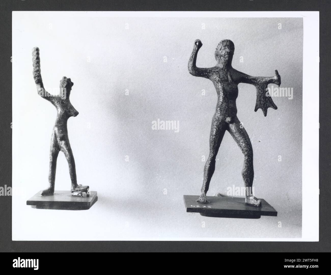 Abruzzo Chieti Chieti Museo Nazionale di Antichita03. Hutzel, Max 1960-1990 Vista esterna di parte dell'ex Villa Frigeri, che insieme ad un vicino palazzo, ospita il Museo Nazionale di Antichita. Viste anche dei giardini, della fontana (XVII secolo) e degli interni restaurati. Il cosiddetto "Guerriero di Capestrano" (V secolo a.C.) si trova nella collezione di antichità sotto uomini, giovani, Guerrieri--pietra--Etruschi, Italiani. Le vedute di Hutzel includono statue, monumenti funerari, busti ritratti e mosaici, molti dei quali sono stati scavati da Alba Fucens. Hutzel ha prestato particolare attenzione Foto Stock