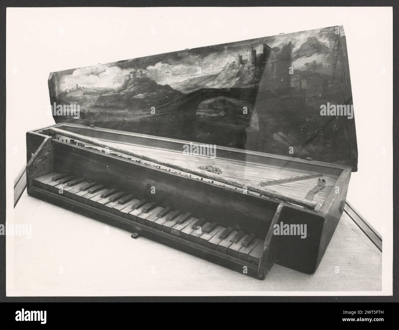 Lazio Roma Museo degli strumenti musicali 38. Hutzel, Max 1960-1990 fotografo e studioso tedesco Max Hutzel (1911-1988) fotografato in Italia dai primi anni '1960 fino alla sua morte. Il risultato di questo progetto, citato da Hutzel come foto Arte minore, è un'accurata documentazione dello sviluppo storico dell'arte in Italia fino al XVIII secolo, che comprende oggetti degli Etruschi e dei Romani, nonché monumenti altomedievali, romanici, gotici, rinascimentali e barocchi. Le immagini sono organizzate per regione geografica in Italia, quindi per provincia, città, complesso del sito e monumento. Foto Stock