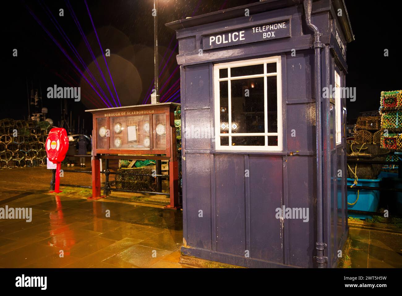 Vecchia cabina telefonica della polizia a Scarborough Harbourside Foto Stock