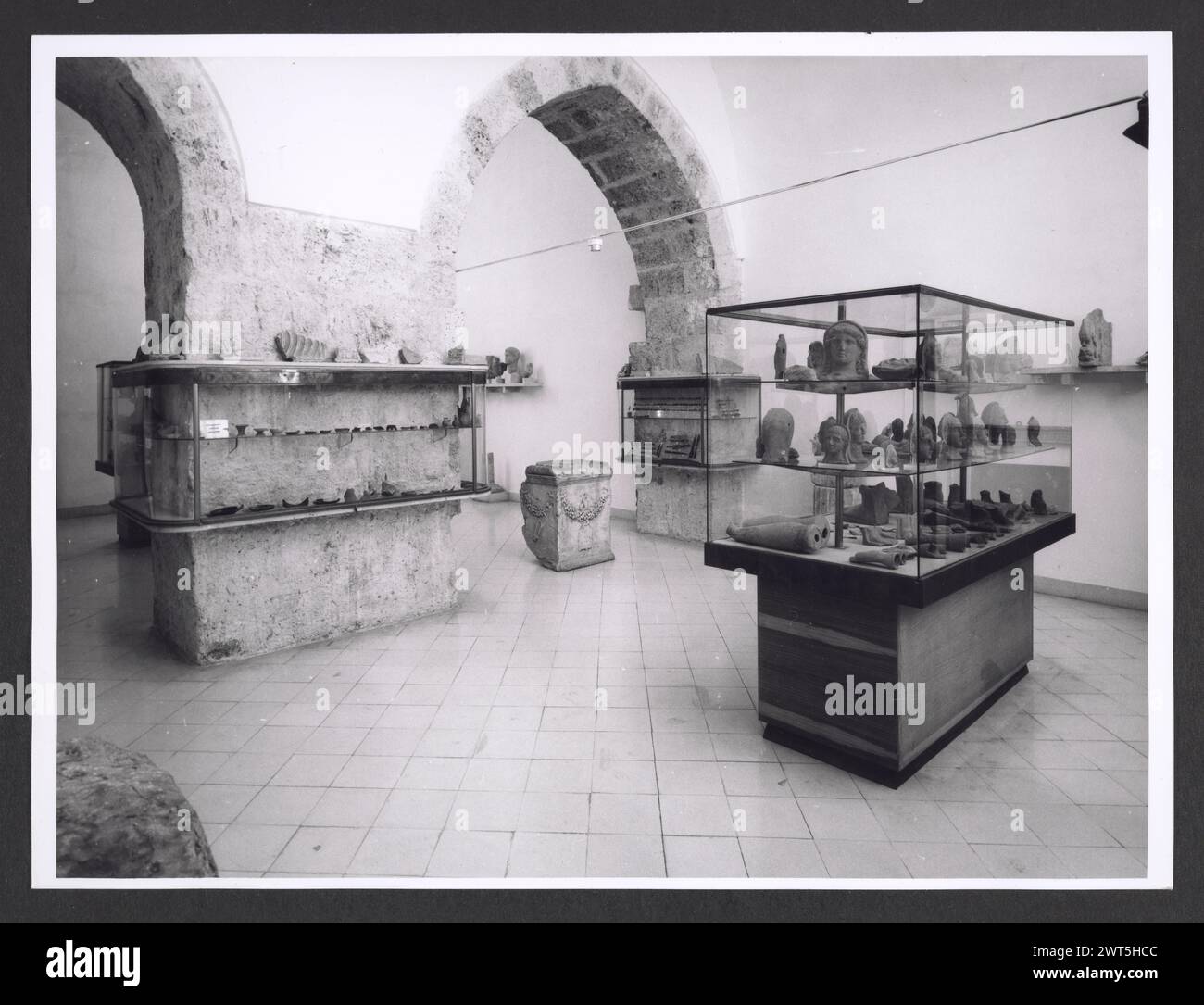 Lazio Frosinone Casamari Museo Archeologico6. Hutzel, Max 1960-1990 Post-medievale: Dipinti su tela, dipinti su legno, arredi in legno della chiesa corpo direttivo: Abbazia di Casamari Note generali: Questo disco è per la pinacoteca che fa parte del Museo Archeologico, ospitato all'interno dell'Abbazia di Casamari. Hutzel gli ha assegnato una sequenza di numerazione separata. Il fotografo e studioso tedesco Max Hutzel (1911-1988) fotografò in Italia dai primi anni '1960 fino alla sua morte. Il risultato di questo progetto, citato da Hutzel come foto Arte minore, è un'accurata documentazione di art Historical dev Foto Stock