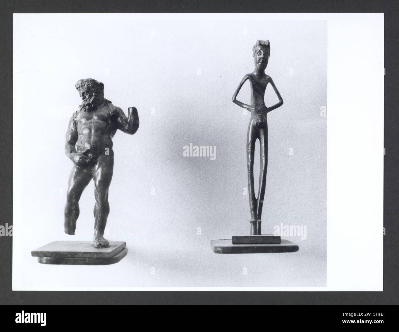 Abruzzo Chieti Chieti Museo Nazionale di Antichita33. Hutzel, Max 1960-1990 Vista esterna di parte dell'ex Villa Frigeri, che insieme ad un vicino palazzo, ospita il Museo Nazionale di Antichita. Viste anche dei giardini, della fontana (XVII secolo) e degli interni restaurati. Il cosiddetto "Guerriero di Capestrano" (V secolo a.C.) si trova nella collezione di antichità sotto uomini, giovani, Guerrieri--pietra--Etruschi, Italiani. Le vedute di Hutzel includono statue, monumenti funerari, busti ritratti e mosaici, molti dei quali sono stati scavati da Alba Fucens. Hutzel ha prestato particolare attenzione Foto Stock