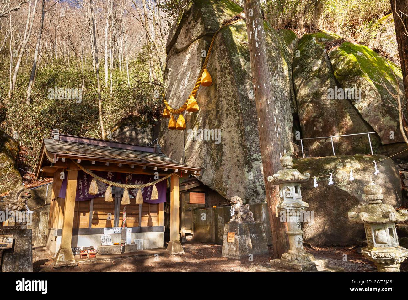 Ishiwari jinja (santuario), masso clacellato naturale, pietra sacra come divina, al Monte Ishiwari, Yamanakako, Yamanashi, Giappone, Asia orientale, Asia Foto Stock