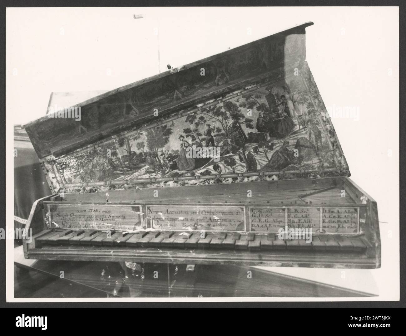 Lazio Roma Museo degli strumenti musicali 37. Hutzel, Max 1960-1990 fotografo e studioso tedesco Max Hutzel (1911-1988) fotografato in Italia dai primi anni '1960 fino alla sua morte. Il risultato di questo progetto, citato da Hutzel come foto Arte minore, è un'accurata documentazione dello sviluppo storico dell'arte in Italia fino al XVIII secolo, che comprende oggetti degli Etruschi e dei Romani, nonché monumenti altomedievali, romanici, gotici, rinascimentali e barocchi. Le immagini sono organizzate per regione geografica in Italia, quindi per provincia, città, complesso del sito e monumento. Foto Stock