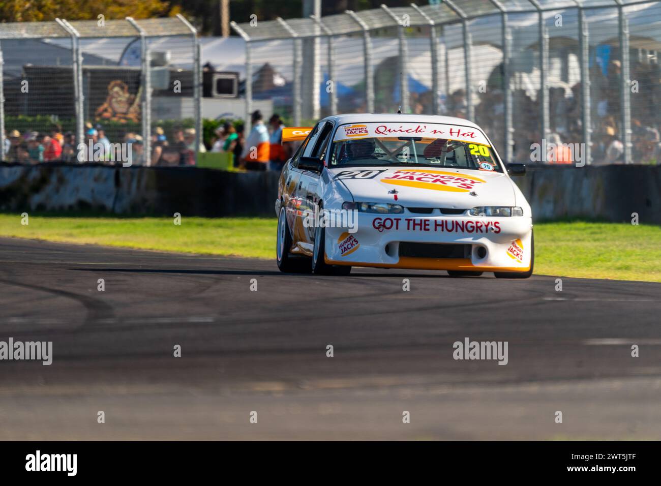 Adelaide, Australia. 16 marzo 2024. L'Hungry Jacks commodore frena duramente fino all'ultima curva di sabato al Repco Adelaide Motorsport Festival 2024. Crediti: James Forrester/Alamy Live News Foto Stock