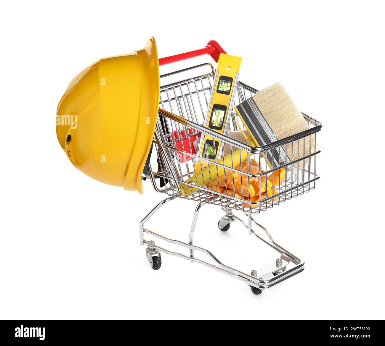 Carrello della spesa piccolo con livello di costruzione, spazzola, guanti e elmetto isolato su bianco Foto Stock