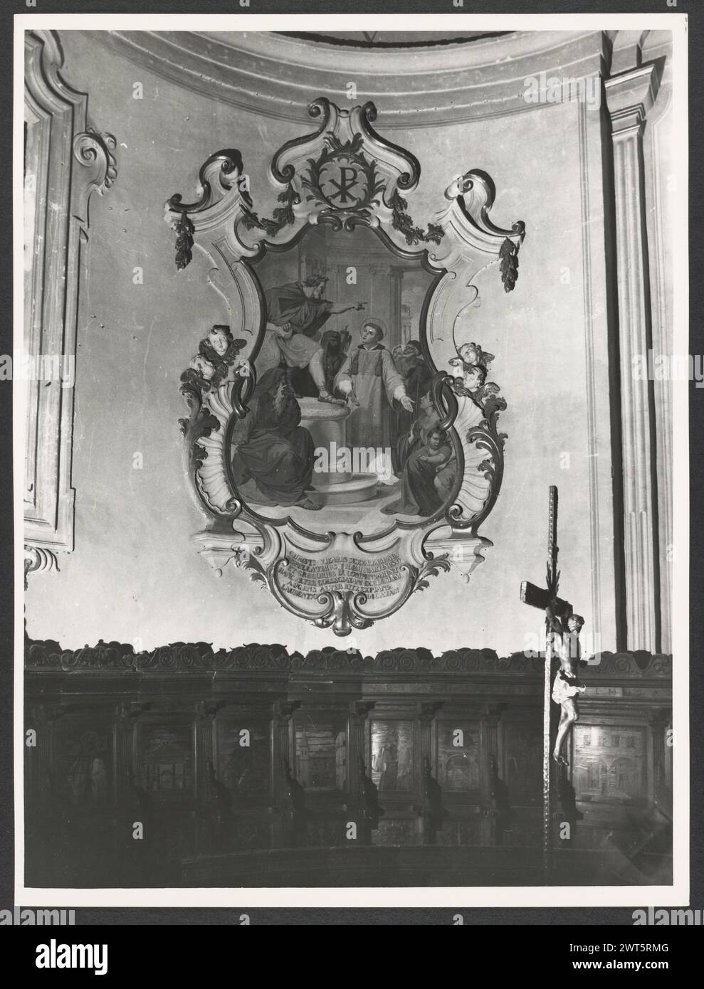 Umbria Perugia Spello S. Lorenzo1. Hutzel, Max 1960-1990 S. Lorenzo (1120) sorge sul sito dell'ex S. Ercolano. Vista esterna del portale (XIII secolo) e della facciata (rimodellata nel 1540). Le vedute interne si concentrano sulla pittura e la scultura (XV-XVIII secolo): Intarsia di marmo fonte battesimale (1607); baldacchino dell'altare maggiore (un'imitazione di quella di San Pietro, Roma); coro in legno di intarsia; armadio e cassa in legno nella Sacrestia con la figura intarsiata di Mosè, Noè e Zaccaria; pulpito in legno con bassorilievi del Martirio di S. Lorenzo; affreschi nella C neoclassica Foto Stock