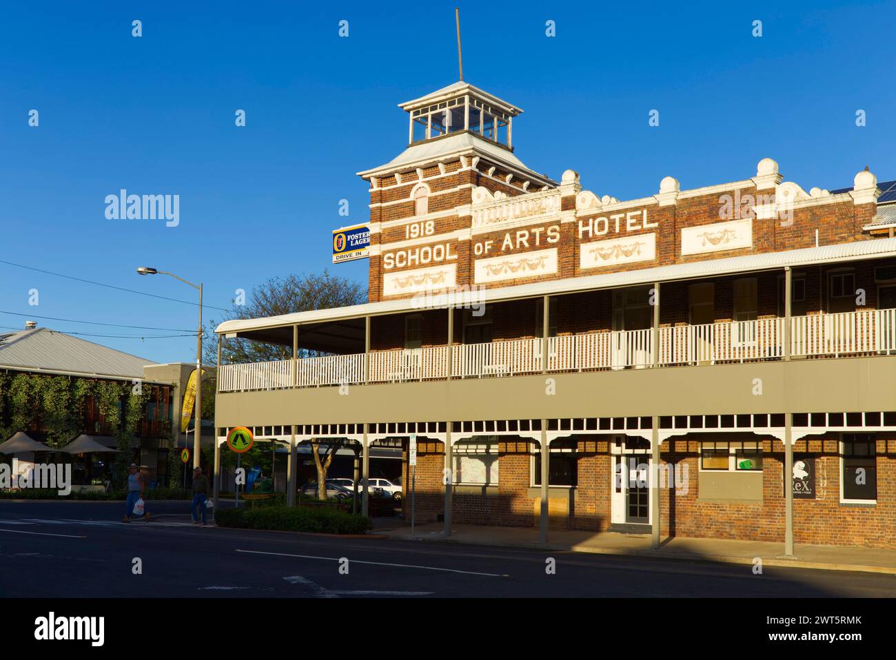 Lo storico School of Arts Hotel (1918) in McDowall Street Roma Queensland Australia Foto Stock