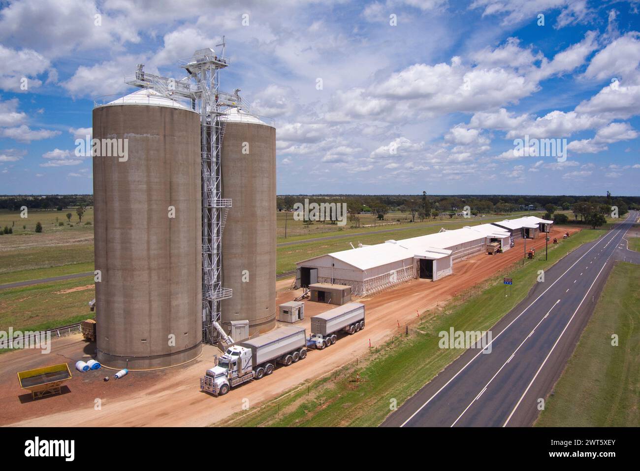 Aereo di camion che consegnano grano ai silos di Wallumbilla sulla Maranoa Queensland Australia Foto Stock