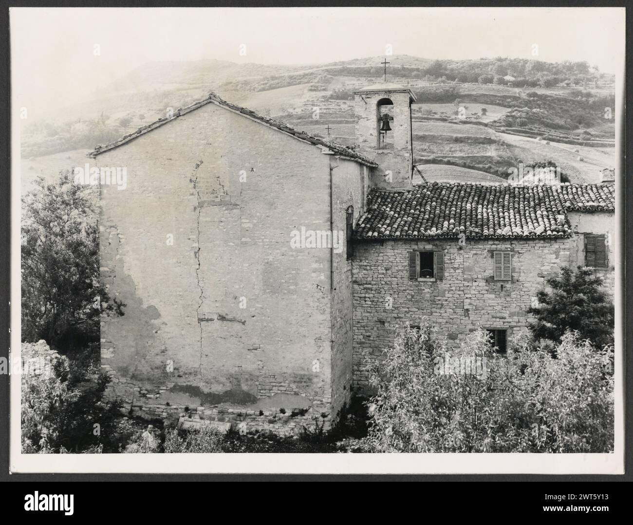 Marce Pesaro Fossombrone S. Aldebrando. Hutzel, Max 1960-1990 Post-medievale: Architettura barocca del XVII secolo e affreschi della prima metà del XV secolo. Il fotografo e studioso tedesco Max Hutzel (1911-1988) fotografò in Italia dai primi anni '1960 fino alla sua morte. Il risultato di questo progetto, citato da Hutzel come foto Arte minore, è un'accurata documentazione dello sviluppo storico dell'arte in Italia fino al XVIII secolo, che comprende oggetti degli Etruschi e dei Romani, nonché monumenti altomedievali, romanici, gotici, rinascimentali e barocchi. Le immagini sono organizzate Foto Stock