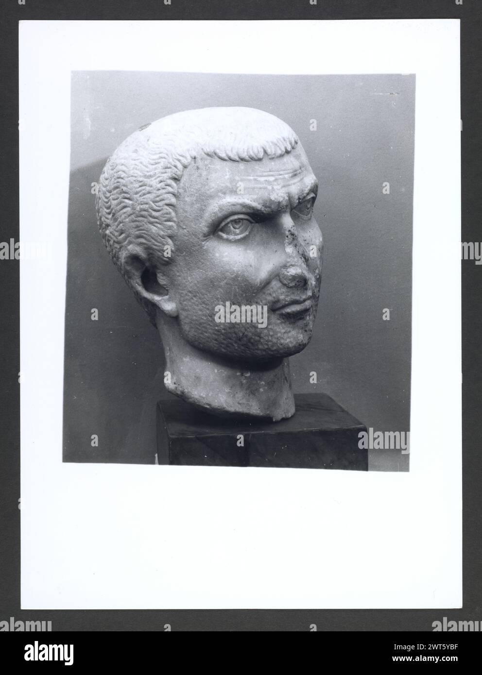 Abruzzo Chieti Chieti Museo Nazionale di Antichita3. Hutzel, Max 1960-1990 Vista esterna di parte dell'ex Villa Frigeri, che insieme ad un vicino palazzo, ospita il Museo Nazionale di Antichita. Viste anche dei giardini, della fontana (XVII secolo) e degli interni restaurati. Il cosiddetto "Guerriero di Capestrano" (V secolo a.C.) si trova nella collezione di antichità sotto uomini, giovani, Guerrieri--pietra--Etruschi, Italiani. Le vedute di Hutzel includono statue, monumenti funerari, busti ritratti e mosaici, molti dei quali sono stati scavati da Alba Fucens. Hutzel ha prestato particolare attenzione a t Foto Stock