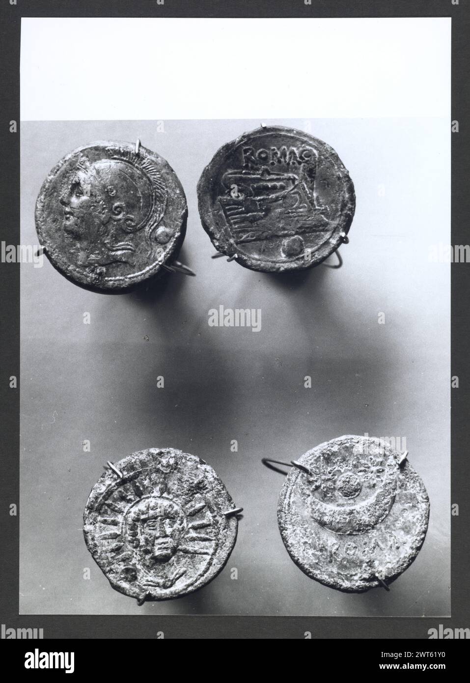 Abruzzo Chieti Chieti Museo Nazionale di Antichita87. Hutzel, Max 1960-1990 Vista esterna di parte dell'ex Villa Frigeri, che insieme ad un vicino palazzo, ospita il Museo Nazionale di Antichita. Viste anche dei giardini, della fontana (XVII secolo) e degli interni restaurati. Il cosiddetto "Guerriero di Capestrano" (V secolo a.C.) si trova nella collezione di antichità sotto uomini, giovani, Guerrieri--pietra--Etruschi, Italiani. Le vedute di Hutzel includono statue, monumenti funerari, busti ritratti e mosaici, molti dei quali sono stati scavati da Alba Fucens. Hutzel ha prestato particolare attenzione Foto Stock