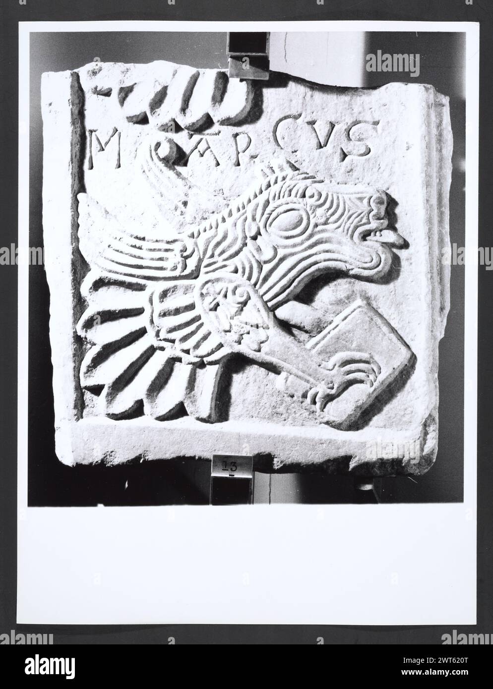 Lazio Frosinone Veroli S. Andrea Apostolo, Cattedrale 25. Hutzel, Max 1960-1990 vedute di oggetti in metallo ospitati nel Tesoro di S. Andrea Apostolo, tra cui busti, reliquiari, croci, polittico, scatole. Antichità: Scultura a rilievo; busti Note generali: Il Museo, che contiene il Tesoro, si trova nell'ultima cappella della navata destra. Tredici vedute di sculture (non metalliche) dal Museo sono stati assegnati numeri alla fine della sequenza del Tesoro, ma non ci sono negativi corrispondenti a queste stampe, né ci sono prove autorevoli che questi oggetti siano ospitati nel Museo della Cattedrale. G Foto Stock