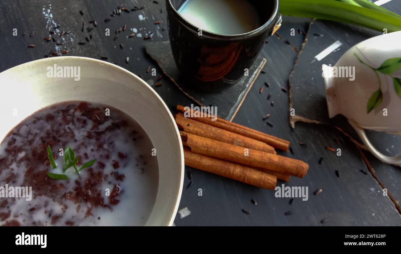 foto del cibo sotto forma di riso nero appiccicoso con latte Foto Stock