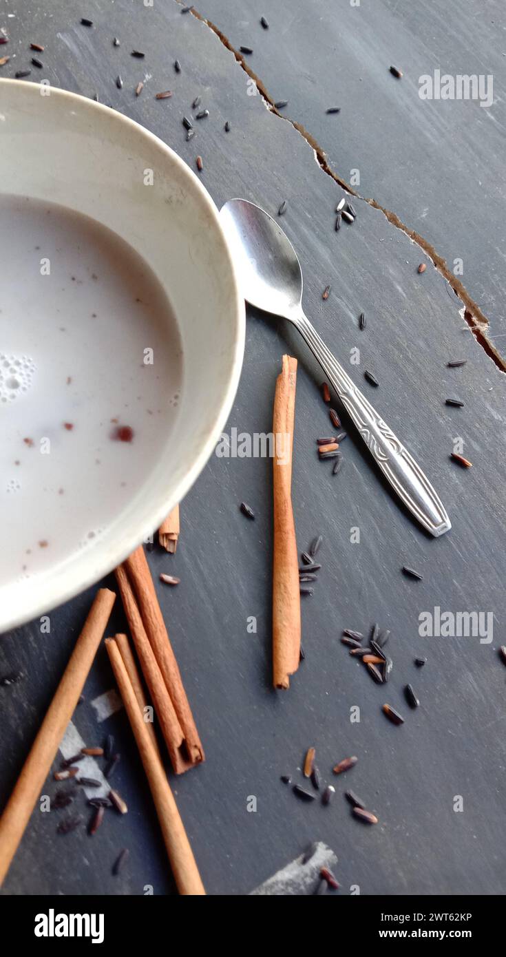 foto del cibo sotto forma di riso nero appiccicoso con latte Foto Stock