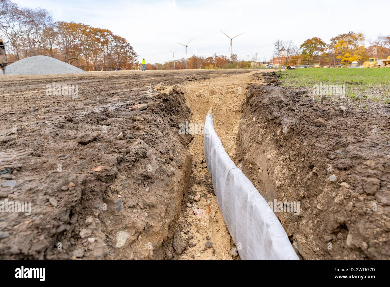 Foto di costruzione del profilo di drenaggio verticale del bordo del campo di atletica per tappeti erbosi naturali, pannello di drenaggio tra l'argilla del campo da baseball da softball e il prato naturale. Foto Stock