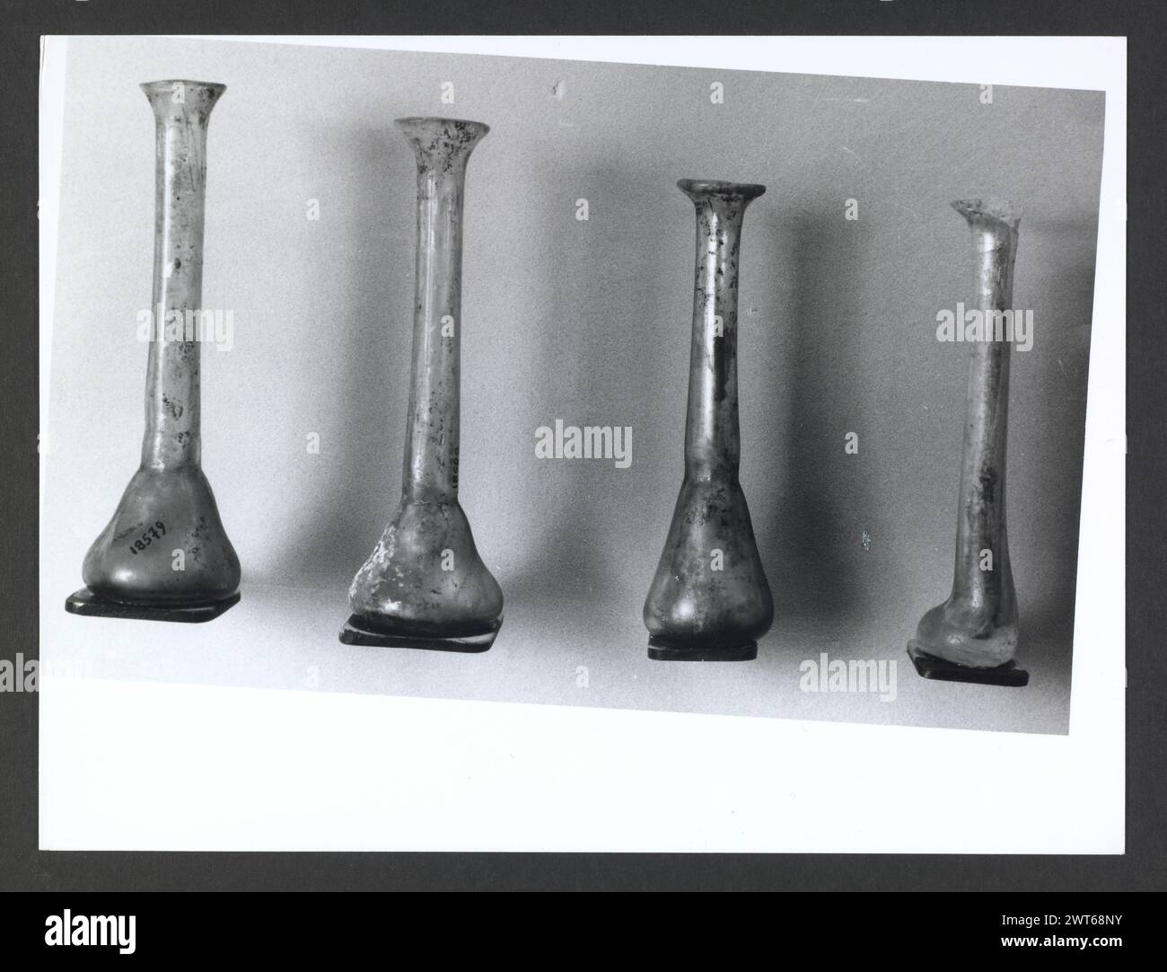 Abruzzo Chieti Chieti Museo Nazionale di Antichita1. Hutzel, Max 1960-1990 Vista esterna di parte dell'ex Villa Frigeri, che insieme ad un vicino palazzo, ospita il Museo Nazionale di Antichita. Viste anche dei giardini, della fontana (XVII secolo) e degli interni restaurati. Il cosiddetto "Guerriero di Capestrano" (V secolo a.C.) si trova nella collezione di antichità sotto uomini, giovani, Guerrieri--pietra--Etruschi, Italiani. Le vedute di Hutzel includono statue, monumenti funerari, busti ritratti e mosaici, molti dei quali sono stati scavati da Alba Fucens. Hutzel ha prestato particolare attenzione a t Foto Stock