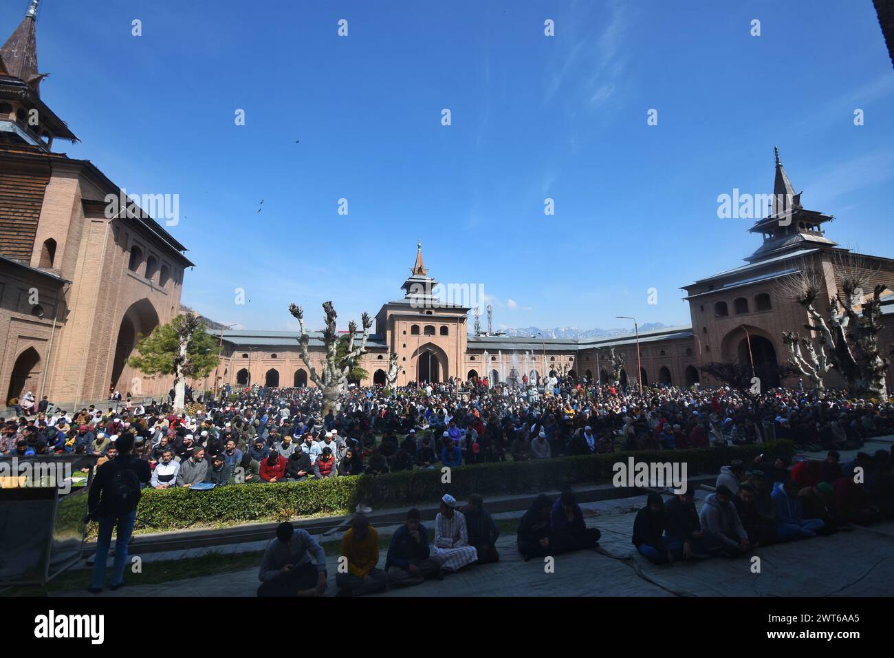 Srinagar, Jammu e Kashmir, India. 15 marzo 2024. I musulmani del Kashmir offrono preghiere del venerdì fuori dalla Masjid Jamia o grande Moschea il primo venerdì del Ramadan a Srinagar, Kashmir controllato dagli indiani, venerdì 15 marzo 2024. I musulmani di tutto il mondo stanno segnando il mese sacro del Ramadan, quando i fedeli digiunano dall'alba al tramonto. (Credit Image: © Mubashir Hassan/Pacific Press via ZUMA Press Wire) SOLO PER USO EDITORIALE! Non per USO commerciale! Crediti: ZUMA Press, Inc./Alamy Live News Foto Stock