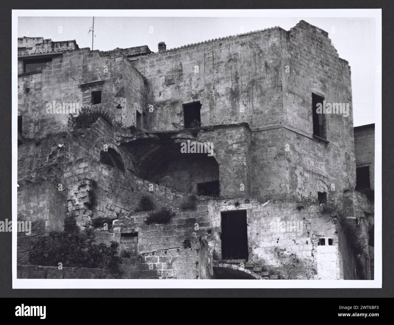 Basilicata Matera Matera Sasso Caveoso e Sasso Barisano37. Hutzel, Max 1960-1990 Medioevale: Panorami dei Sassi (la sezione scavata nella roccia della città), architettura, scultura architettonica Antichità Note generali: Sebbene la sequenza numerica per questo sito vada da 1 a 229, le viste di monumenti specifici al suo interno sono state estratte e raggruppate separatamente. Il fotografo e studioso tedesco Max Hutzel (1911-1988) fotografò in Italia dai primi anni '1960 fino alla sua morte. Il risultato di questo progetto, citato da Hutzel come foto Arte minore, è una documentazione completa dello sviluppo storico dell'arte i Foto Stock