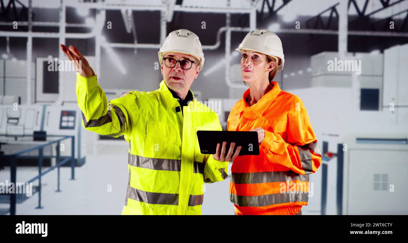Ispezione OSHA del lavoratore in fabbrica tramite tablet Foto Stock