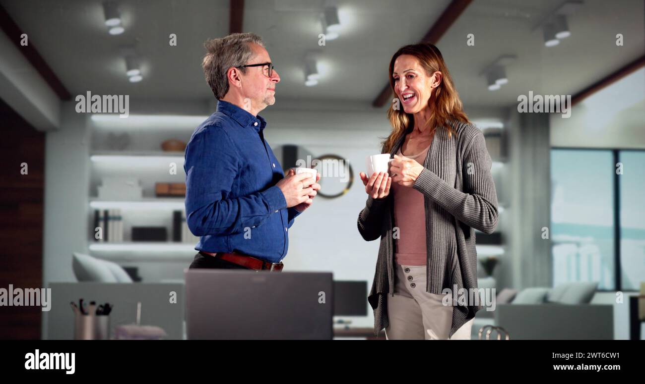 La famiglia beve un caffè a casa. Stile di vita e rapporto Foto Stock