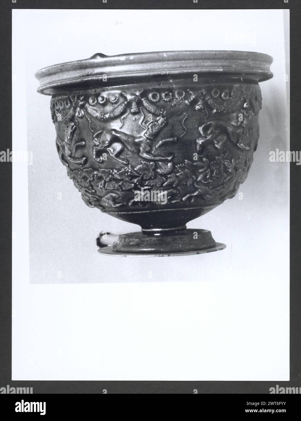 Abruzzo Chieti Chieti Museo Nazionale di Antichita42. Hutzel, Max 1960-1990 Vista esterna di parte dell'ex Villa Frigeri, che insieme ad un vicino palazzo, ospita il Museo Nazionale di Antichita. Viste anche dei giardini, della fontana (XVII secolo) e degli interni restaurati. Il cosiddetto "Guerriero di Capestrano" (V secolo a.C.) si trova nella collezione di antichità sotto uomini, giovani, Guerrieri--pietra--Etruschi, Italiani. Le vedute di Hutzel includono statue, monumenti funerari, busti ritratti e mosaici, molti dei quali sono stati scavati da Alba Fucens. Hutzel ha prestato particolare attenzione Foto Stock