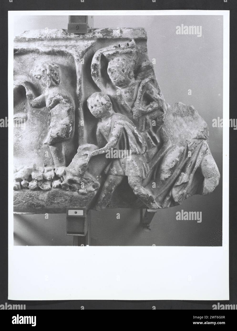 Lazio Frosinone Veroli S. Andrea Apostolo, Cattedrale 28. Hutzel, Max 1960-1990 vedute di oggetti in metallo ospitati nel Tesoro di S. Andrea Apostolo, tra cui busti, reliquiari, croci, polittico, scatole. Antichità: Scultura a rilievo; busti Note generali: Il Museo, che contiene il Tesoro, si trova nell'ultima cappella della navata destra. Tredici vedute di sculture (non metalliche) dal Museo sono stati assegnati numeri alla fine della sequenza del Tesoro, ma non ci sono negativi corrispondenti a queste stampe, né ci sono prove autorevoli che questi oggetti siano ospitati nel Museo della Cattedrale. G Foto Stock