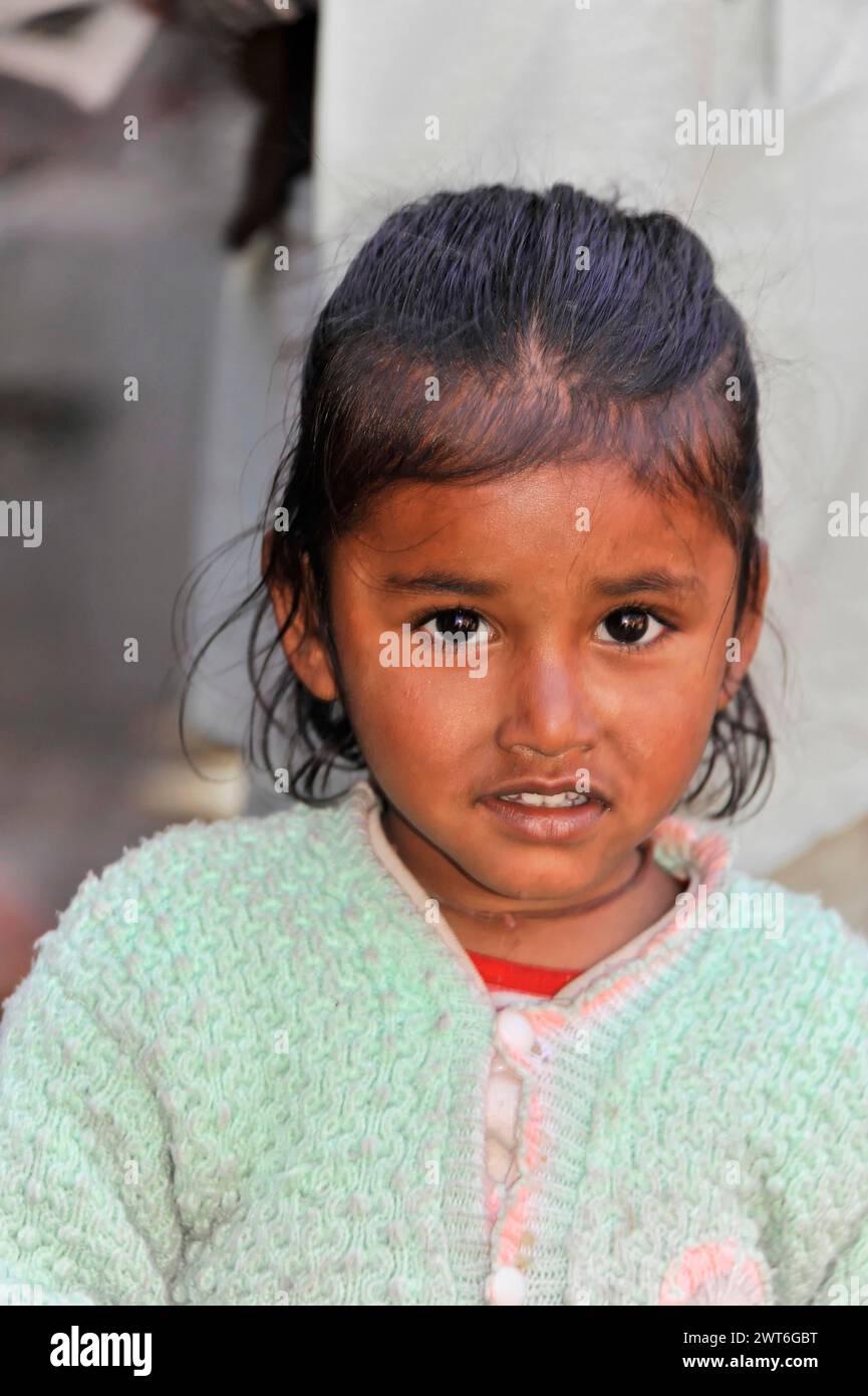 Ritratto di una bambina con un'espressione seria sul viso, Kathmandu Valley. Kathmandu, Nepal Foto Stock