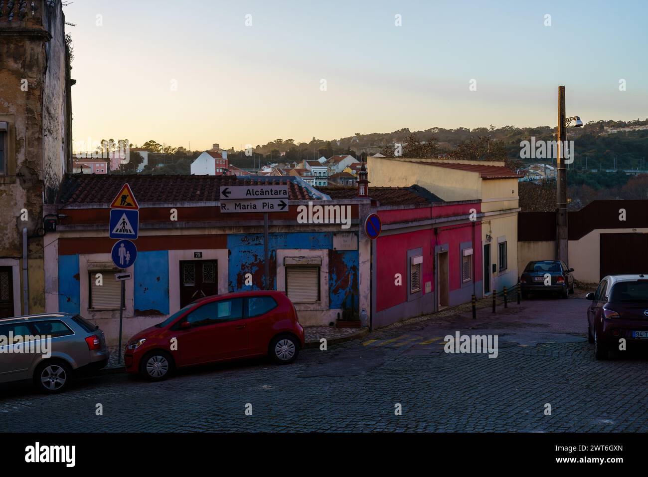 Edifici colorati in periferia all'angolo di Lisbona, Portogallo, prima del tramonto Foto Stock