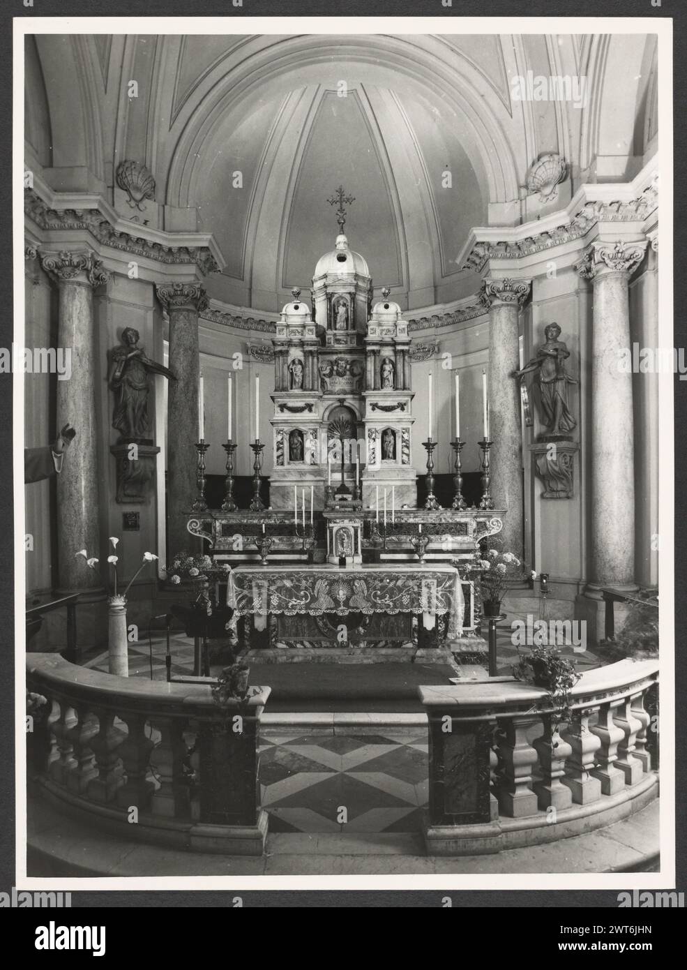 Umbria Perugia Spello S. Lorenzo0. Hutzel, Max 1960-1990 S. Lorenzo (1120) sorge sul sito dell'ex S. Ercolano. Vista esterna del portale (XIII secolo) e della facciata (rimodellata nel 1540). Le vedute interne si concentrano sulla pittura e la scultura (XV-XVIII secolo): Intarsia di marmo fonte battesimale (1607); baldacchino dell'altare maggiore (un'imitazione di quella di San Pietro, Roma); coro in legno di intarsia; armadio e cassa in legno nella Sacrestia con la figura intarsiata di Mosè, Noè e Zaccaria; pulpito in legno con bassorilievi del Martirio di S. Lorenzo; affreschi nella C neoclassica Foto Stock